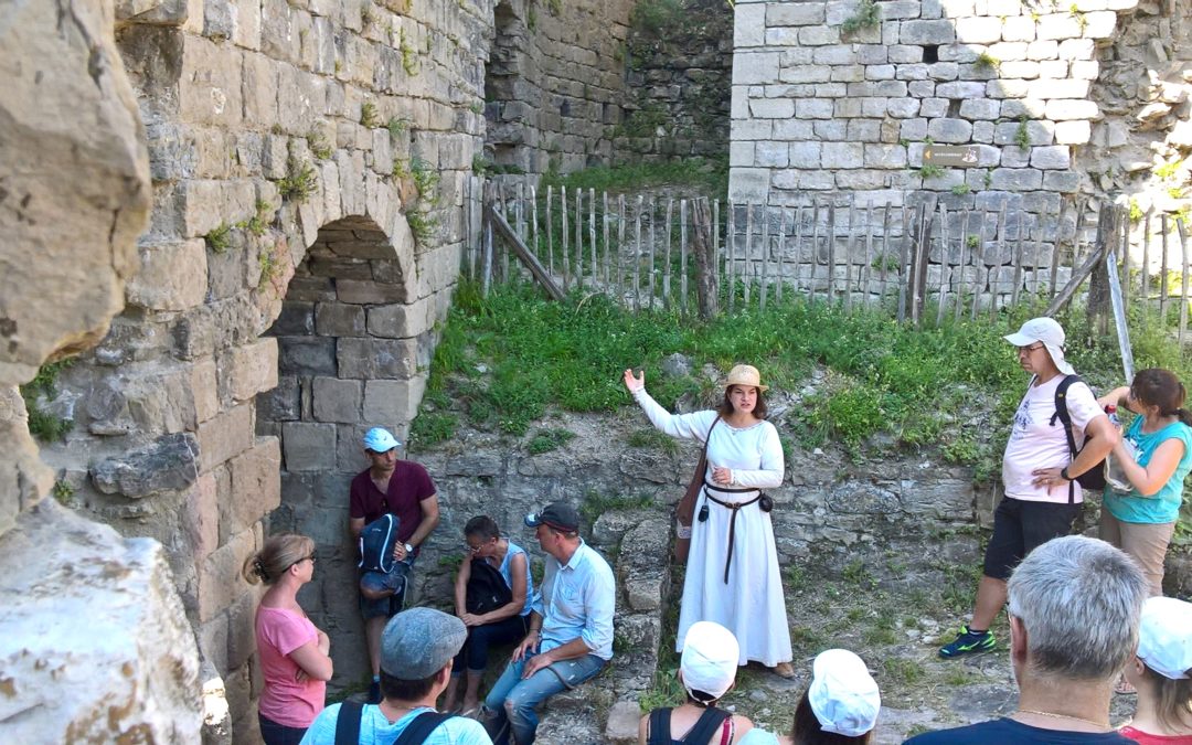 Du 1er juillet au 31 août (tous les jours) – Visites guidées costumées de l’été